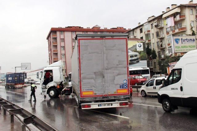 Kocaeli’de kaza yapan tır D-100’de trafiği felç etti