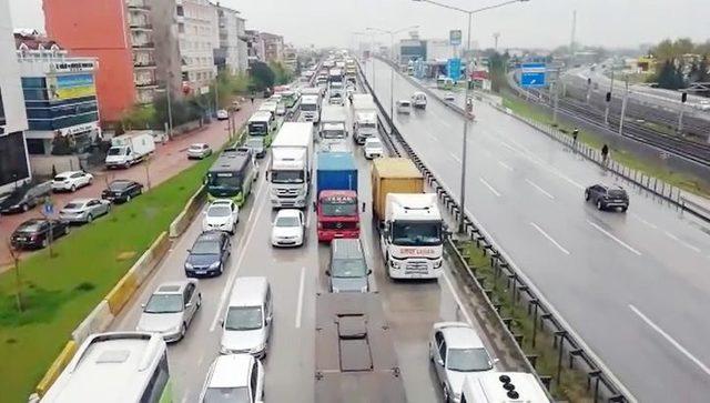 Kocaeli’de kaza yapan tır D-100’de trafiği felç etti