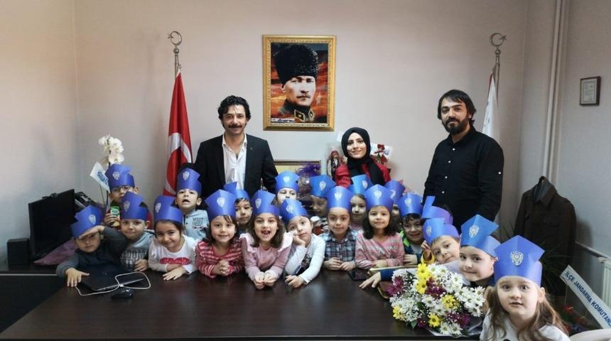 Minik y&uuml;rekler Polis amcalarını yalnız bırakmadı