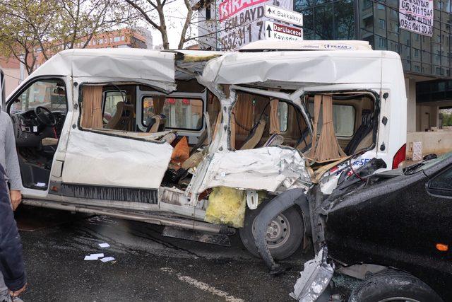 Ataşehir'de minibüs servis aracına böyle çarptı