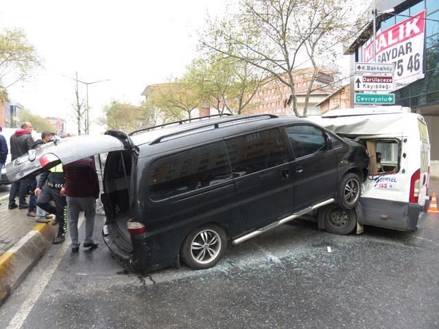Ataşehir'de minibüs servis aracına böyle çarptı