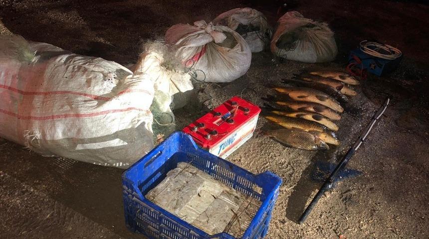 Isparta&rsquo;da ka&ccedil;ak avlanan sazan ve av malzemelerine el konuldu