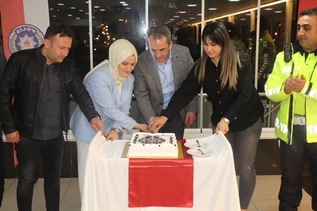 174. Yaş g&uuml;n&uuml; pastasını kaymakamla birlikte kestiler