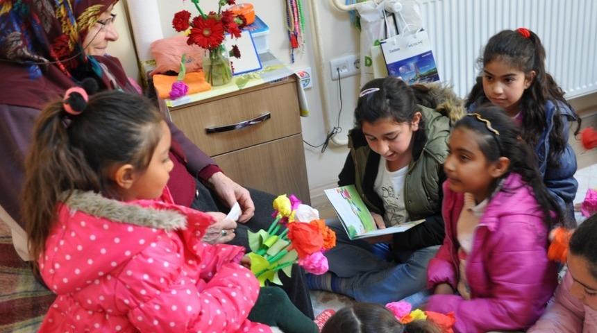 Minikler ninelerine hikaye okudu