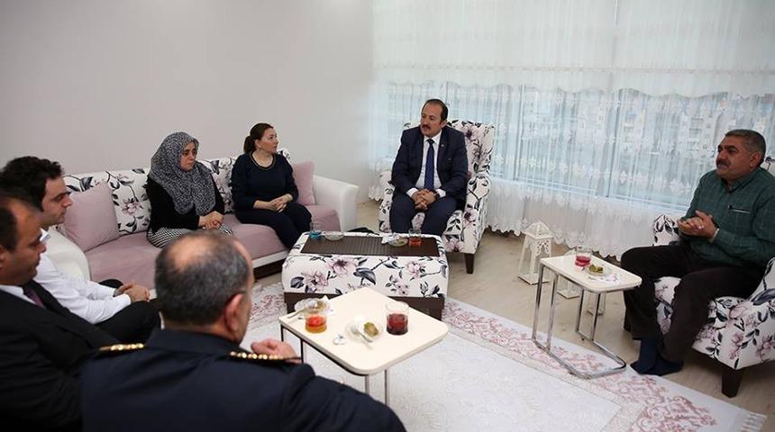 Vali Pehlivan, Şehit Polis Hamit Şahin&rsquo;in ailesini ziyaret etti