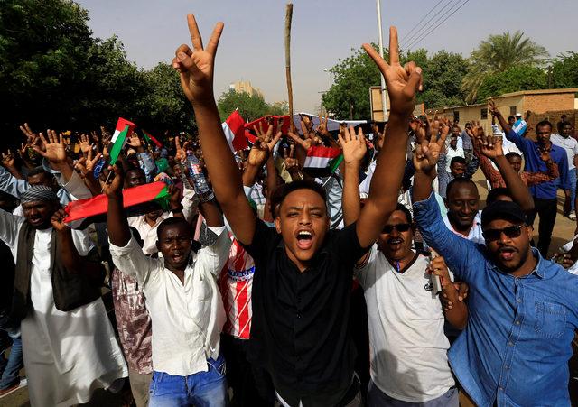 2019-04-11T085651Z_906071570_RC17A07F2EE0_RTRMADP_3_SUDAN-PROTESTS