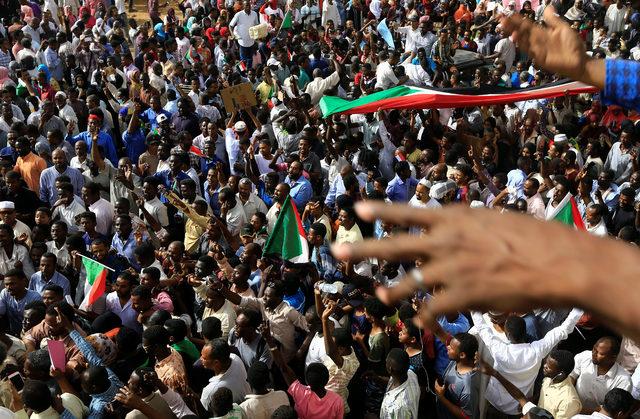 2019-04-11T085942Z_101174043_RC19AC796A70_RTRMADP_3_SUDAN-PROTESTS