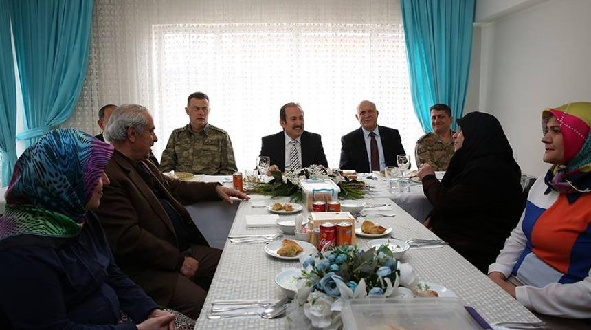 Vali Pehlivan, şehit aileleri ve gaziler onuruna d&uuml;zenlenen yemeğe katıldı
