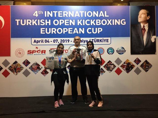 Uluslararası Kick Boks Şampiyonasında 8 madalya