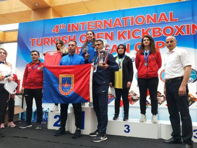 Uluslararası Kick Boks Şampiyonasında 8 madalya