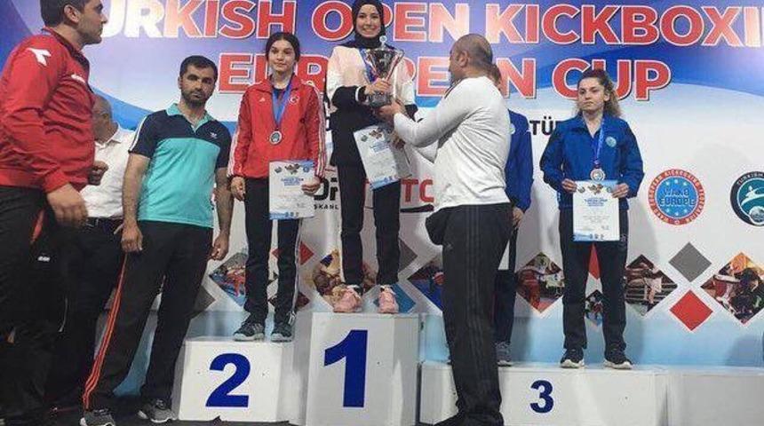 Uluslararası Kick Boks Şampiyonasında 8 madalya
