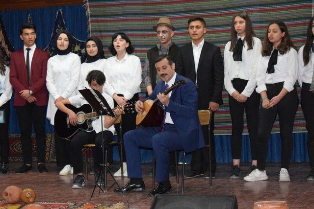 Sungurlu Kaymakamı Mitat Gözen saz çaldı, türkü söyledi