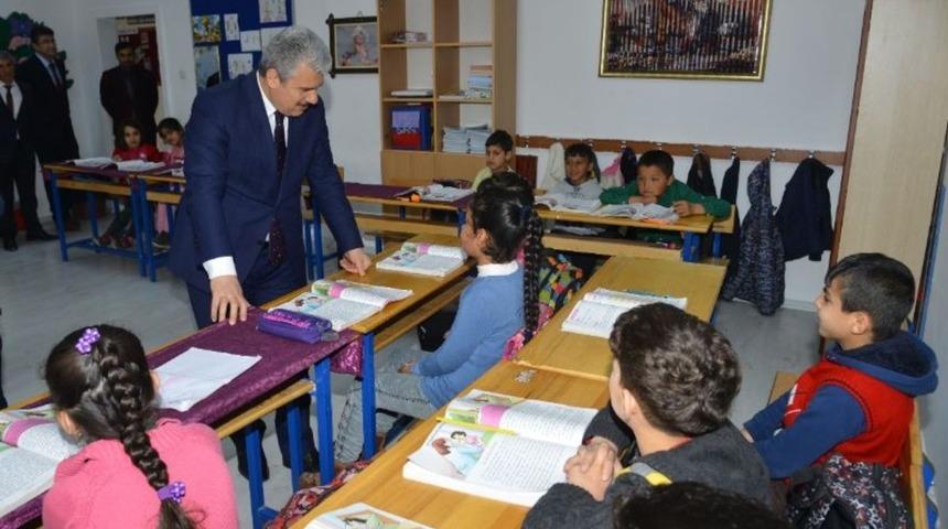 Vali Akın, &ouml;ğrencilerle deneyimlerini paylaşıyor