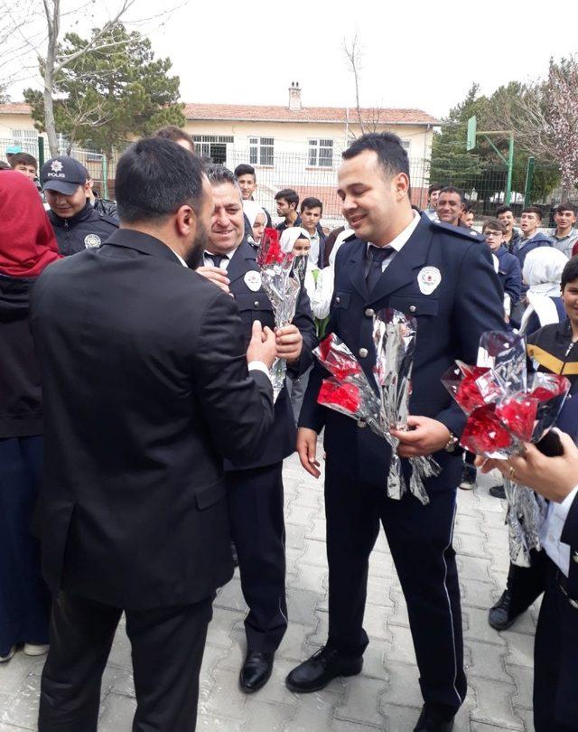 Kavga ihbarı yapılan okulda polislere çiçekli sürpriz kutlama