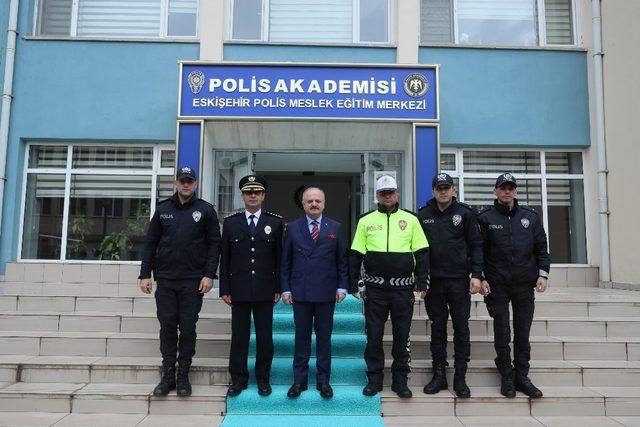 Vali Çakacak, İl Emniyet Müdürlüğü ve Eskişehir Polis Meslek Eğitim Merkezi’ni ziyaret etti