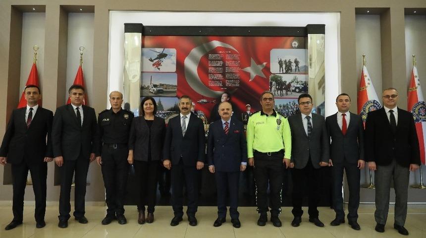 Vali Çakacak, İl Emniyet Müdürlüğü ve Eskişehir Polis Meslek Eğitim Merkezi’ni ziyaret etti