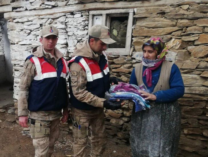 Jandarma ekipleri kapı kapı mutluluk dağıtıyor G1