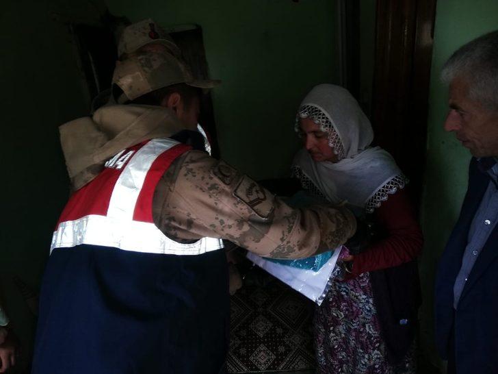 Jandarma ekipleri kapı kapı mutluluk dağıtıyor G2