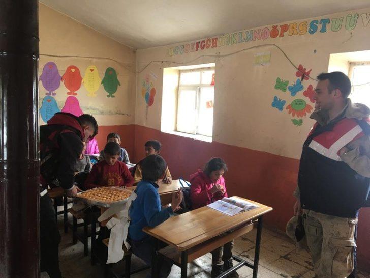 Jandarma ekipleri kapı kapı mutluluk dağıtıyor G3