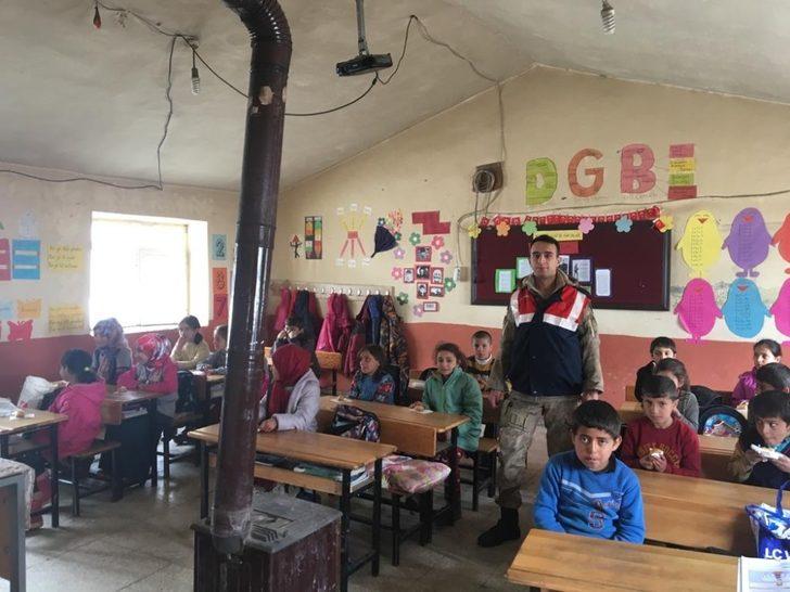 Jandarma ekipleri kapı kapı mutluluk dağıtıyor G4