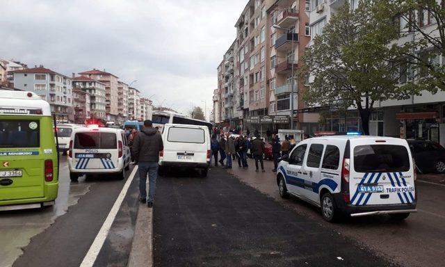 Kayganlaşan yolda otobüs midibüse çarpıştı: 3 yaralı