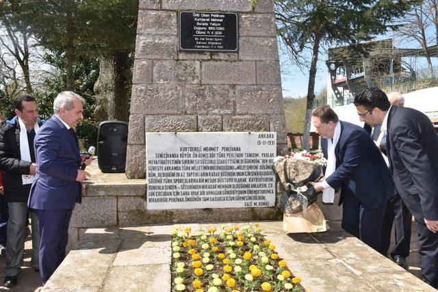 Kurtdereli Mehmet Pehlivan mezarı başında anıldı