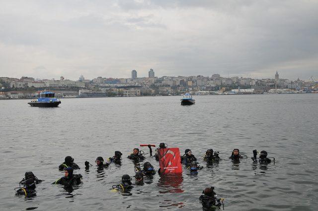 Engelli dalgıçlar şehit polisler anısına su dalışı yaptı