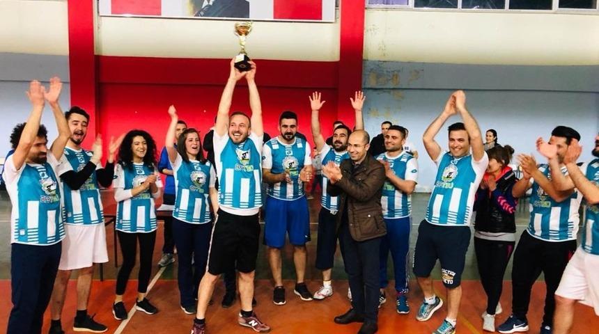 Muhtarlar başarılarını voleybol kupasıyla ta&ccedil;landırdı
