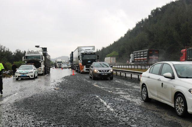 TIR devrildi, Bursa-İstanbul yolu 2 saat trafiğe kapandı