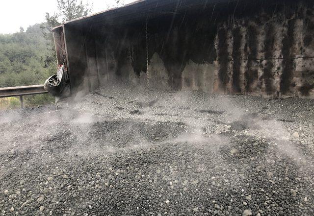 TIR devrildi, Bursa-İstanbul yolu 2 saat trafiğe kapandı