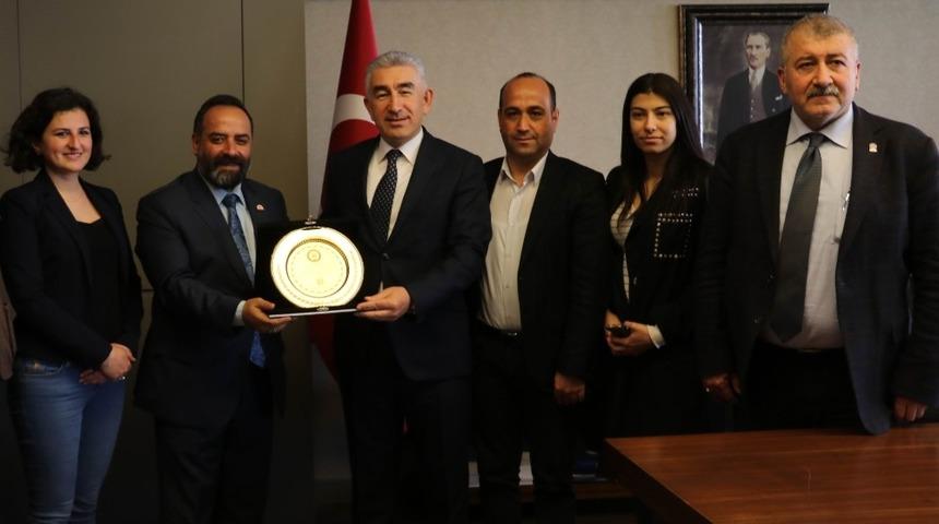 GBC Başkanı Kurt&rsquo;tan Emniyet M&uuml;d&uuml;r&uuml; Karaduman&rsquo;a plaket