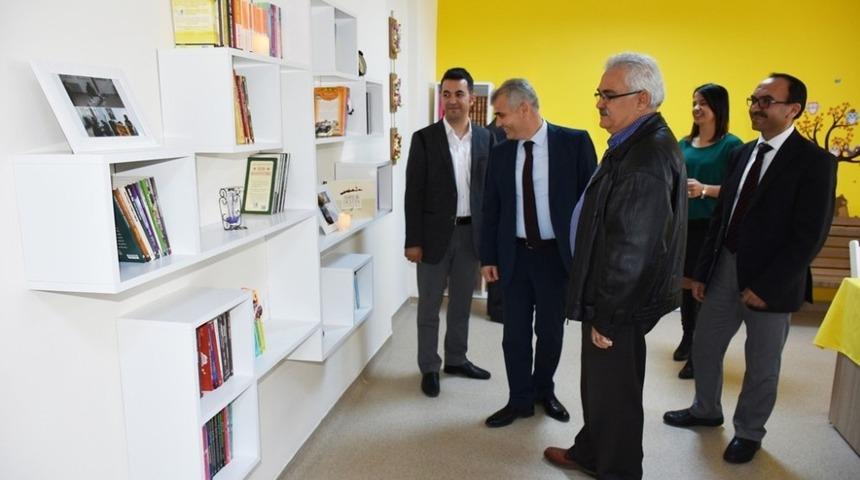 Karaman&rsquo;da TOKİ Ortaokuluna k&uuml;t&uuml;phane