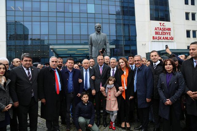 Ataşehir Belediye Başkanı Battal İlgezdi mazbatasını aldı