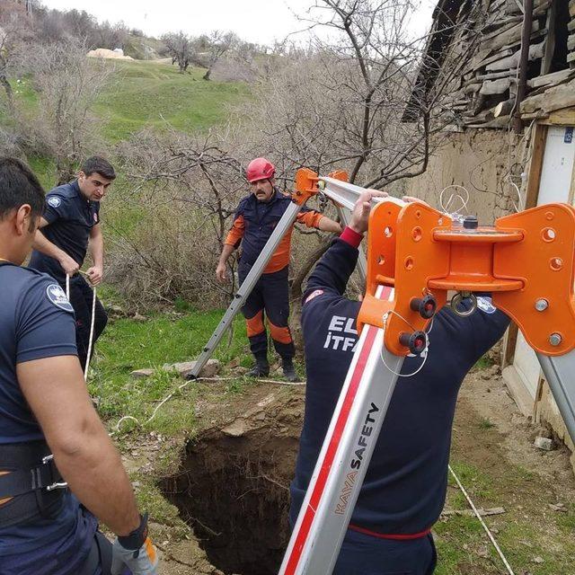 Kuyuya düşen inek, itfaiye ekipleri tarafından kurtarıldı