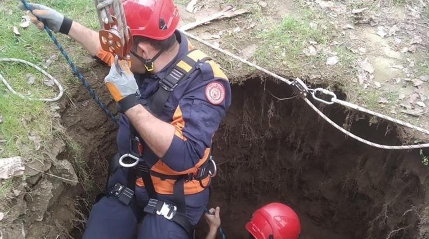 Kuyuya düşen inek, itfaiye ekipleri tarafından kurtarıldı