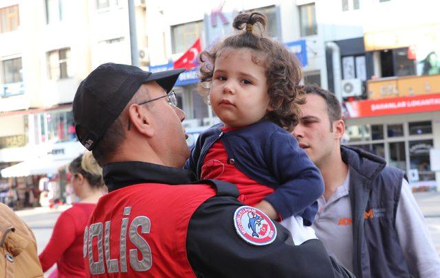 Yunus polisi, ağlayan küçük kızı sevindirdi