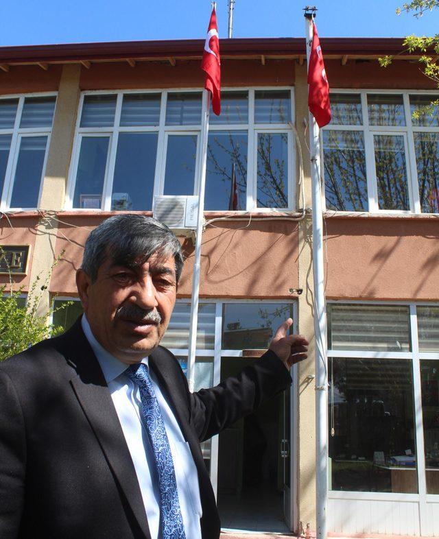 Karakoyunlu Belediye Başkanı Ballı, makam odasının kapısını söktürdü
