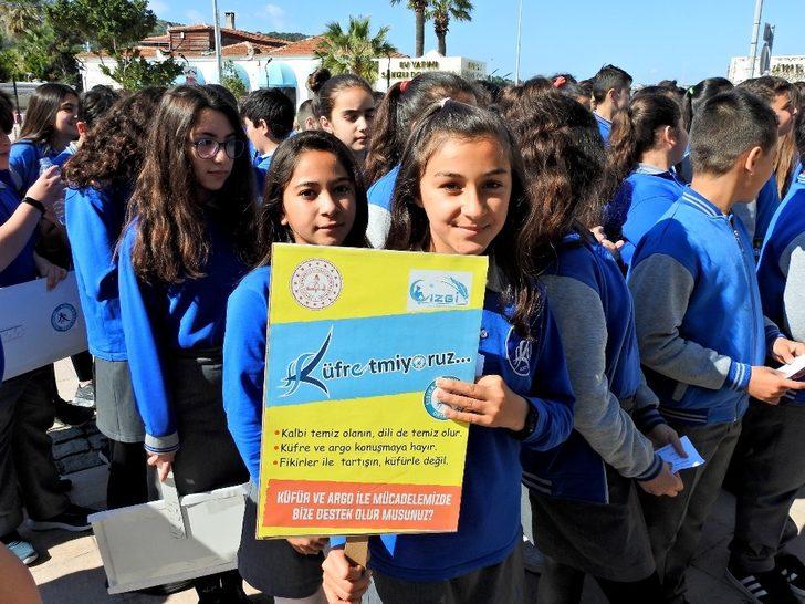 Çeşmeli öğrenciler küfür ve argoya karşı yürüdü G3