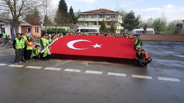 Lise öğrencileri polisler için pedal çevirdi