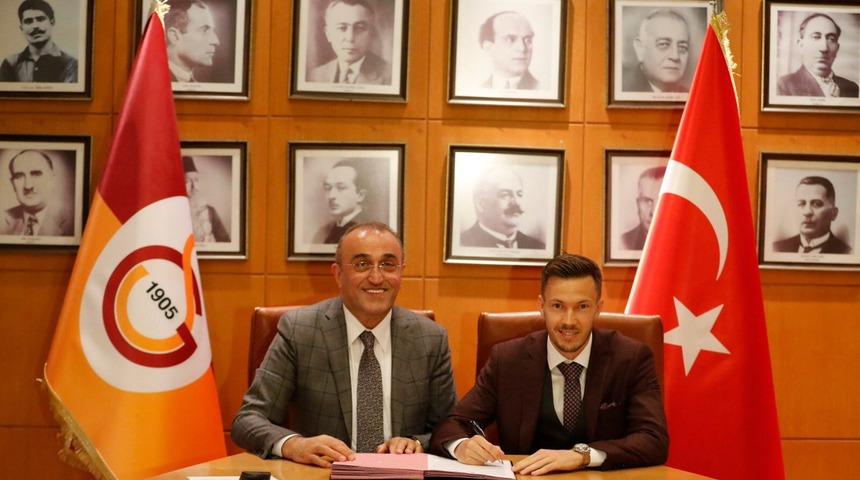 G.Saray yıldız ismin sözleşmesini resmen uzattı!