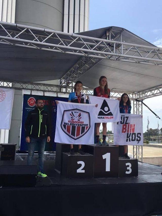 Kuşadası Belediyespor Triatlon takımı 6 kupa kazandı