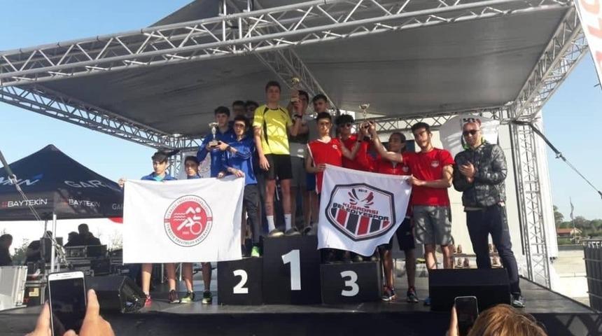 Kuşadası Belediyespor Triatlon takımı 6 kupa kazandı