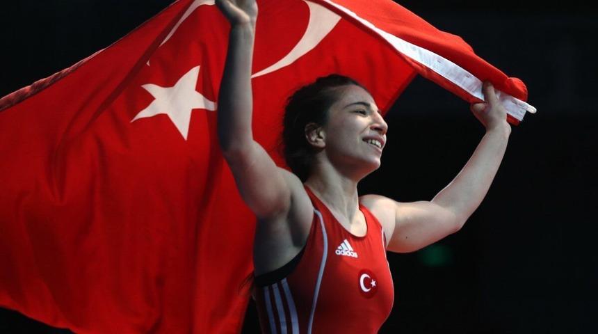 Yasemin Adar Avrupa Güreş Şampiyonası'nda altın madalya kazandı