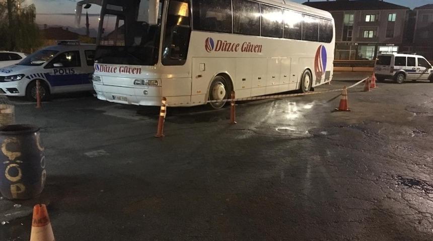 Tamir etmek istediği otobüsün altında kalarak yaralandı