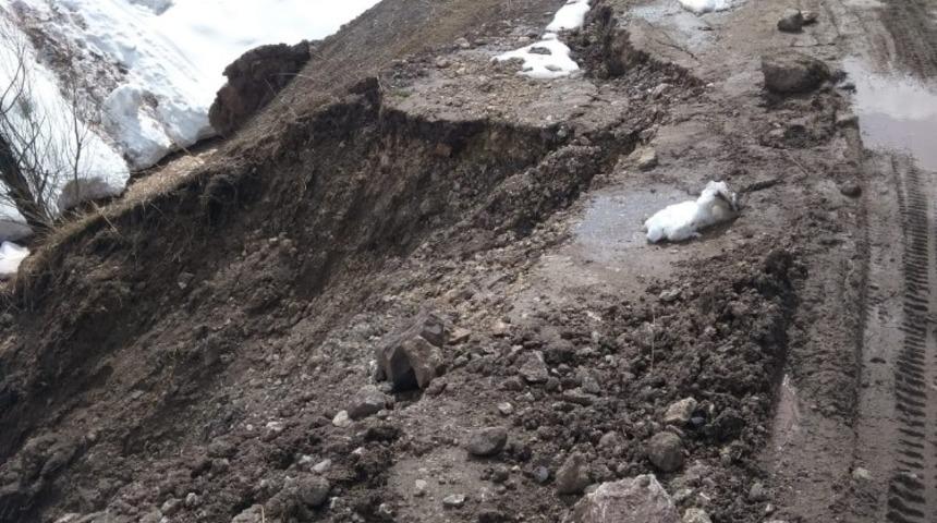 Yoğun yağışlardan dolayı yol &ccedil;&ouml;kt&uuml;