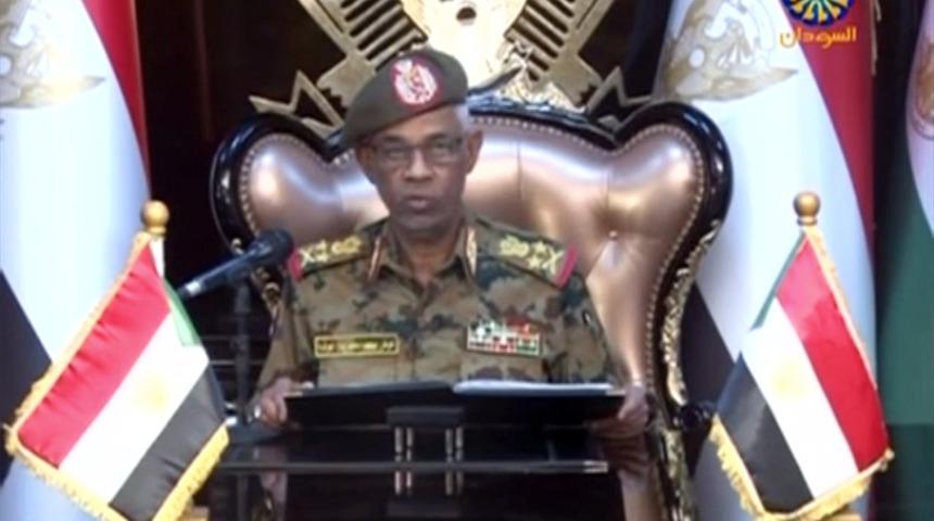 Sudan'da askeri geçiş konseyi lideri yemin ederek göreve başladı