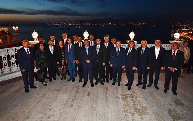 İzmir’in yeni belediye başkanları seçim sonrası ilk kez bir araya geldi