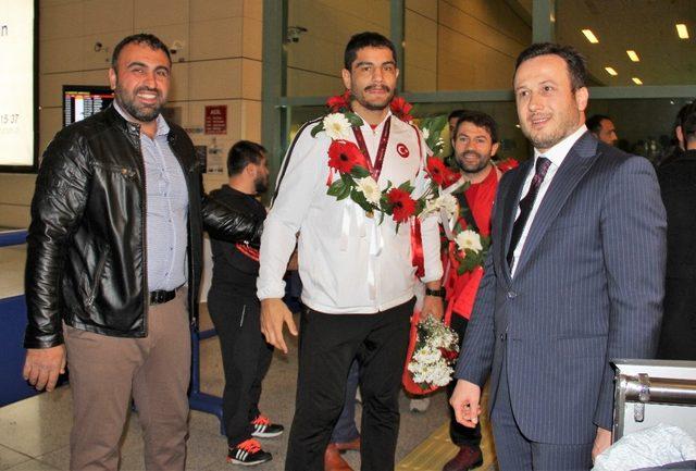 Şampiyon güreş takımı Ankara’ya döndü