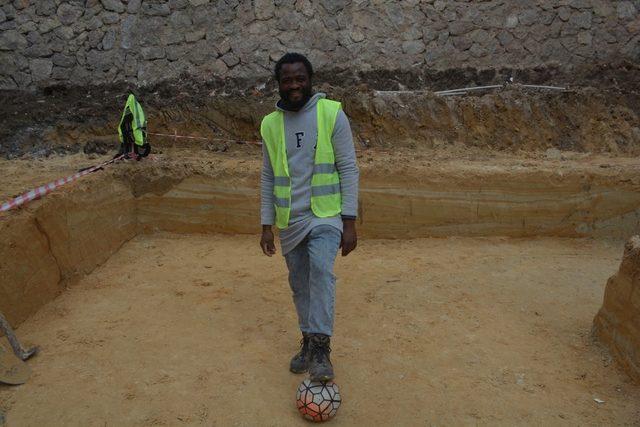 Futbola niyet, inşaata kısmet