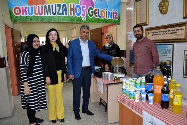 Öğretmenler öğrencileri için kermes düzenledi